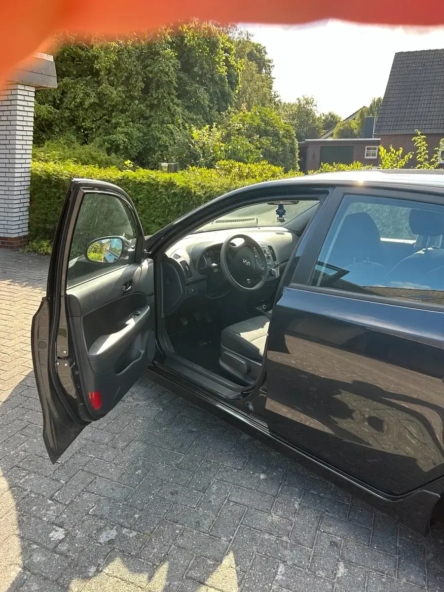 Gebraucht Hyundai i30 110 PS (80 kW) 2010 Schwarz Kleinwagen