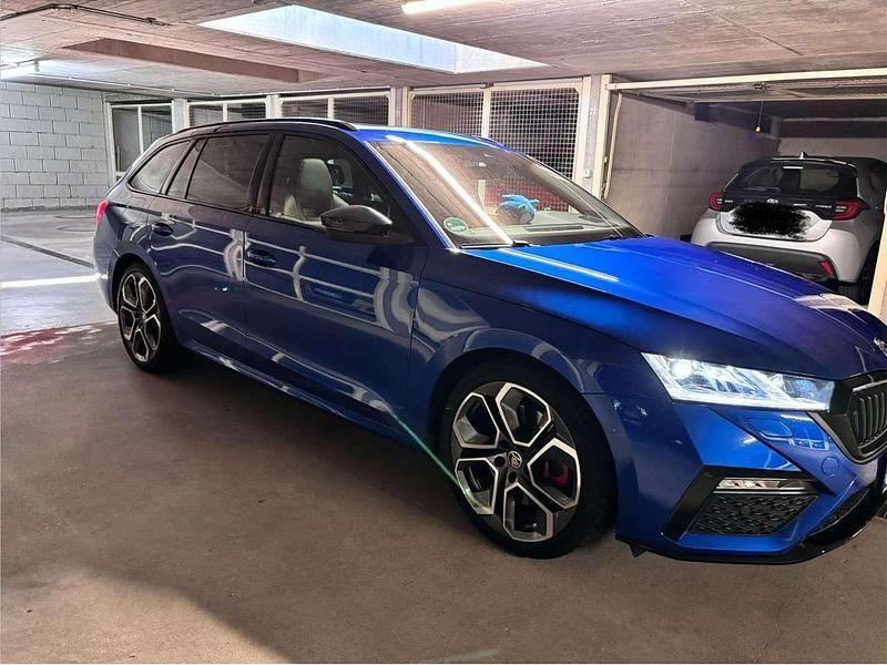 Raceblau metallic Gebraucht 2020 Skoda Octavia First Edition Kombi | 31.900 € - Bild 1/4