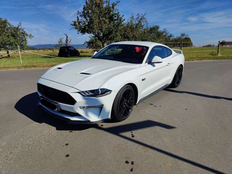Weiß Gebraucht 2020 Ford Mustang GT Fastback Coupé | 43.555 € (Fairer Preis) - Bild 1/4