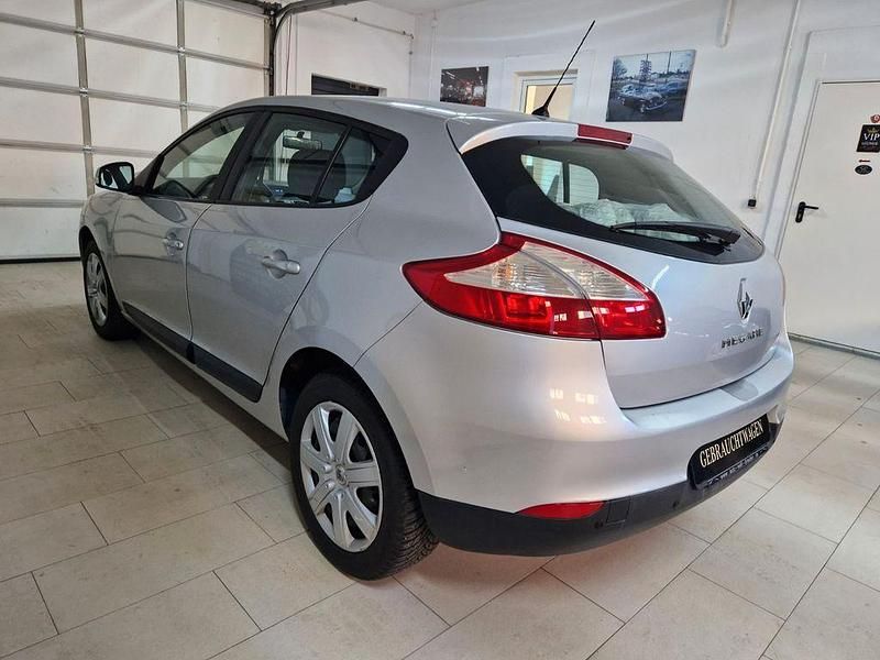 Gebraucht Renault Mégane 101 PS (74 kW) 2010 Silber Limousine