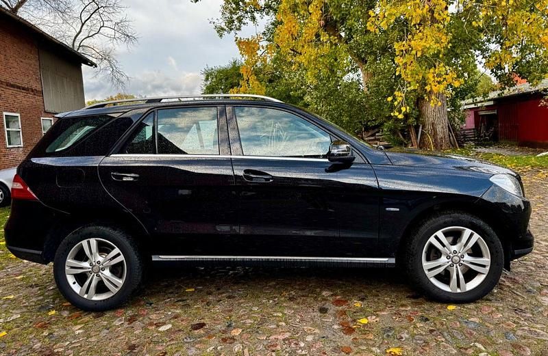 Gebraucht Mercedes ML350 258 PS (189 kW) 2011 Schwarz SUV