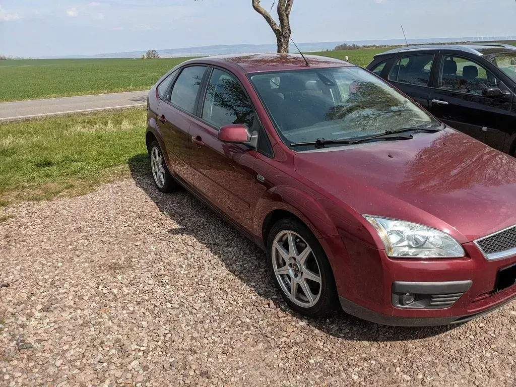 Gebraucht Ford Focus Ghia 101 PS (74 kW) 2004 Rot Limousine