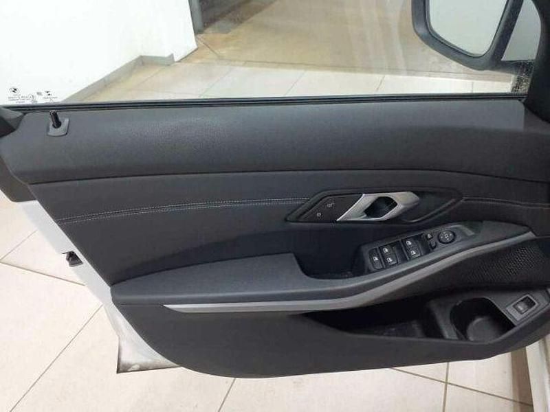 Gebraucht BMW 318 Advantage 150 PS (110 kW) 2021 Mineralweiß metallic Kombi