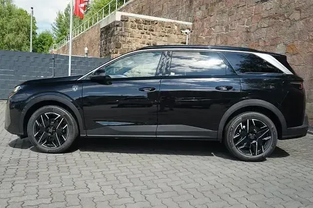 Neu Peugeot 5008 GTi 145 PS (106 kW) 2025 Grau SUV