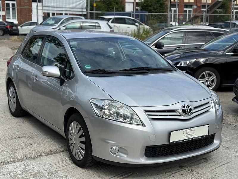 Silber Gebraucht 2012 Toyota Auris Travel Limousine | 4.499 € (Fairer Preis) - Bild 1/4