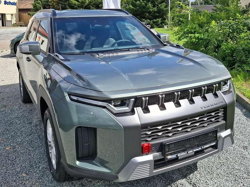 Forest green Neu 2025 Ssangyong Torres SUV | 22.389 € - Bild 1/4