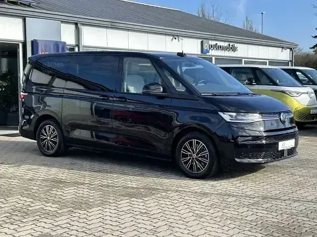 Gebraucht VW Multivan Life 150 PS (110 kW) 2023 Deep black perleffekt Van / Kleinbus