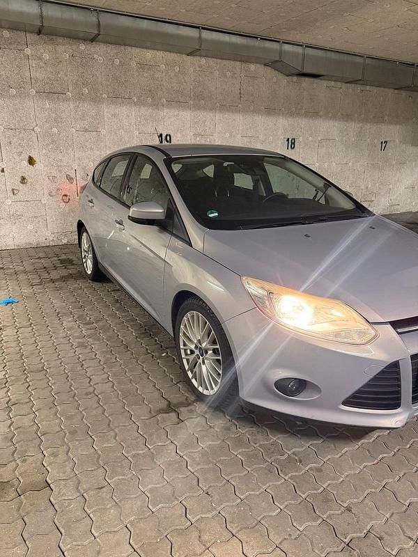 Gebraucht Ford Focus 143 PS (105 kW) 2012 Grau Kleinwagen