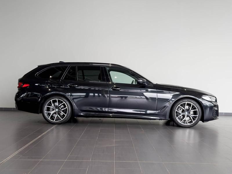 Black sapphire metallic (schwarz) Gebraucht 2022 BMW 540 M Sport Kombi | 45.550 € (Fairer Preis) - Bild 1/4