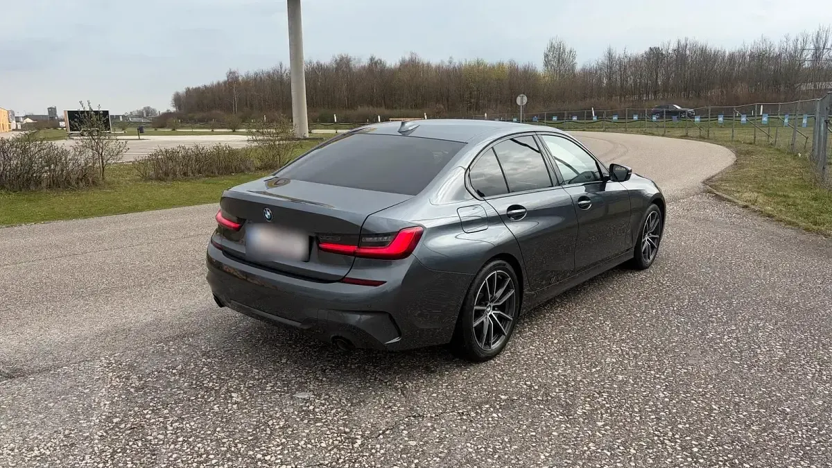 Gebraucht BMW 318 150 PS (110 kW) 2019 Grau Limousine