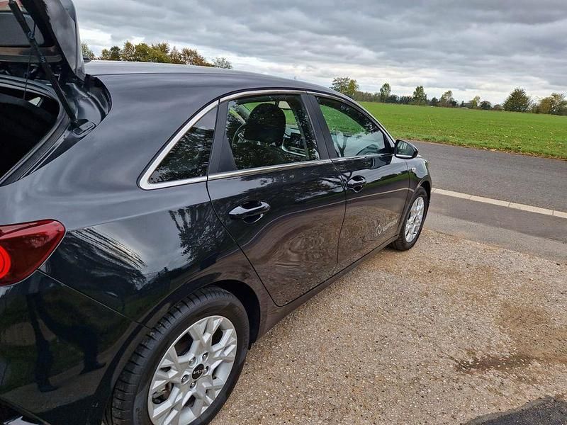 Gebraucht Kia Ceed Vision 160 PS (117 kW) 2023 Schwarz Kleinwagen