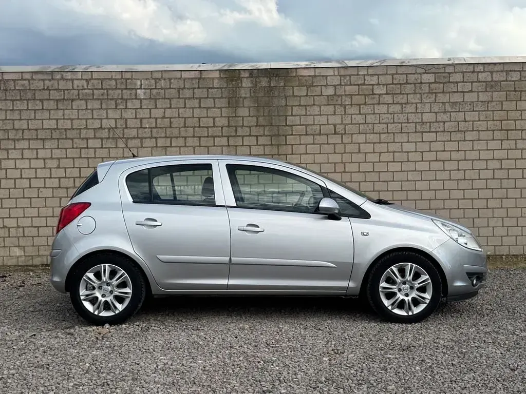 Używany Opel Corsa Edition 80 KM (58 kW) 2007 Srebrny Hatchback