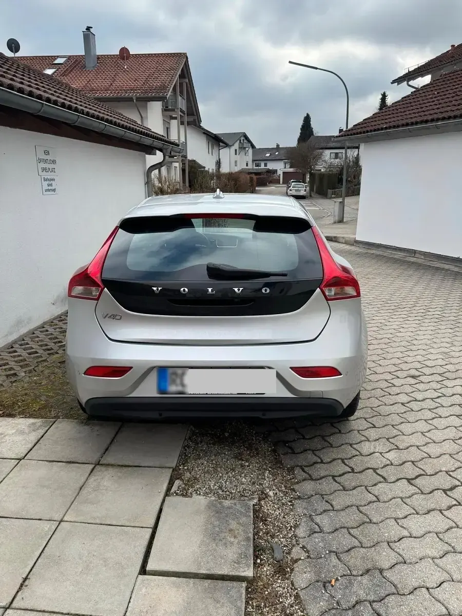 Gebraucht Volvo V40 122 PS (89 kW) 2016 Silber Limousine