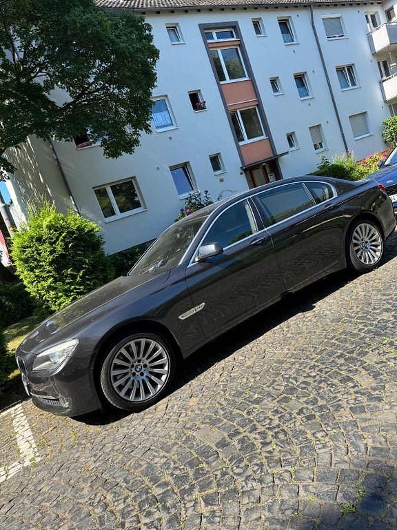 Grau Gebraucht 2010 BMW 750L Performance Limousine | 4.000 € - Bild 1/4