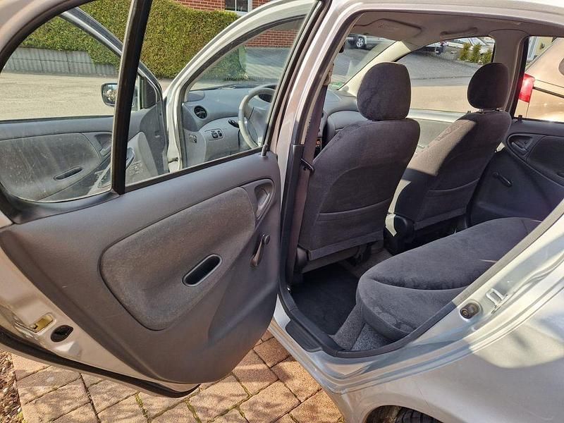 Gebraucht Toyota Yaris 75 PS (55 kW) 2002 Silber Limousine