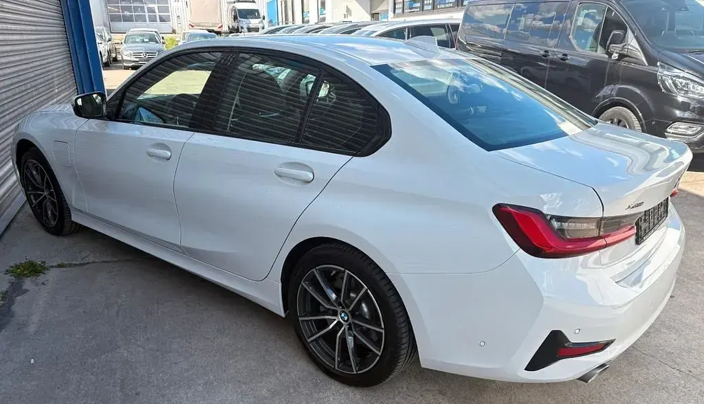 Gebraucht BMW 330 Sport Line 184 PS (135 kW) 2021 Alpinweiss iii Limousine