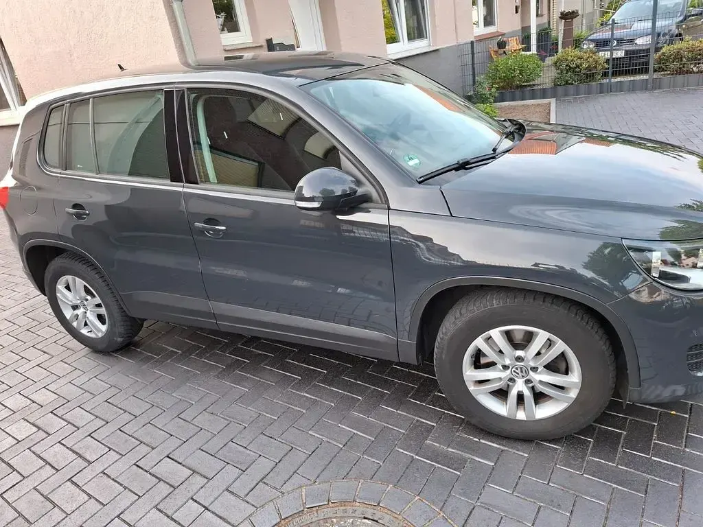 Gebraucht VW Tiguan Trendline 125 PS (91 kW) 2015 Schwarz SUV