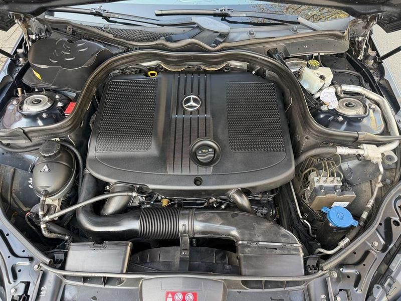 Gebraucht Mercedes E220 Edition 170 PS (125 kW) 2013 Blau Limousine