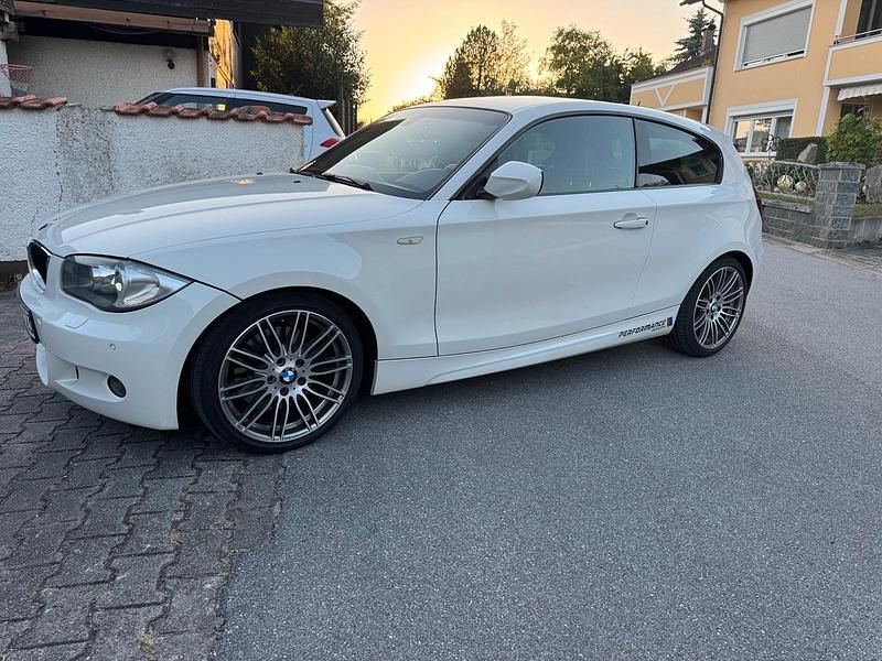Weiß Gebraucht 2011 BMW 123 M Sport Kleinwagen | 7.800 € - Bild 1/4