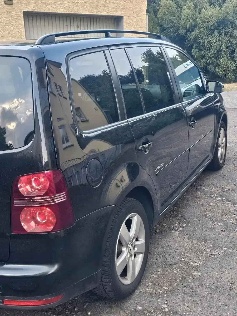Gebraucht VW Touran Trendline 150 PS (110 kW) 2009 Schwarz Van / Kleinbus