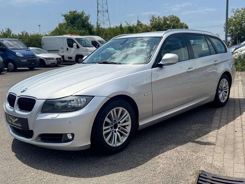 Titansilber metallic Gebraucht 2011 BMW 320 Kombi | 6.499 € (Guter Preis) - Bild 1/4