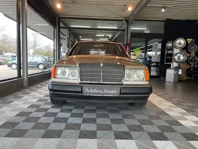 Gebraucht Mercedes E230 Sportline 132 PS (97 kW) 1990 Silber Limousine