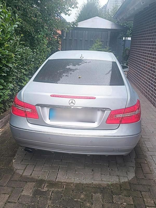 Silber Gebraucht 2010 Mercedes E250 Coupé | 7.200 € (Superpreis) - Bild 1/4