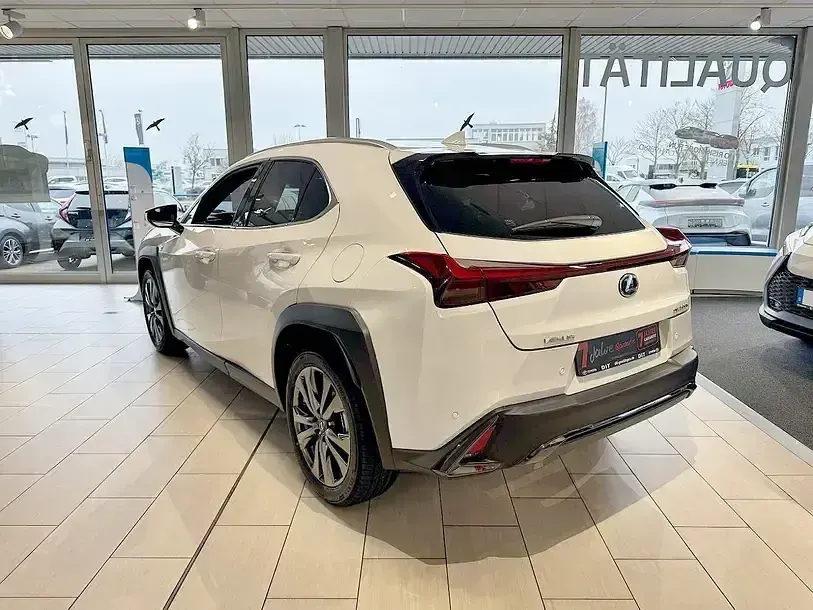 Neu Lexus UX 300h Sport Design Packet 199 PS (146 kW) 2025 Fuijiweiß glass flake SUV