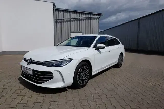 Gebraucht VW Passat Elegance 150 PS (110 kW) 2024 Weiß Kombi