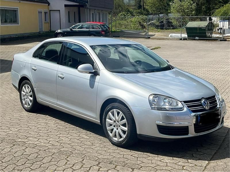 Używany VW Jetta 116 KM (85 kW) 2006 Srebrny Sedan/Limuzyna