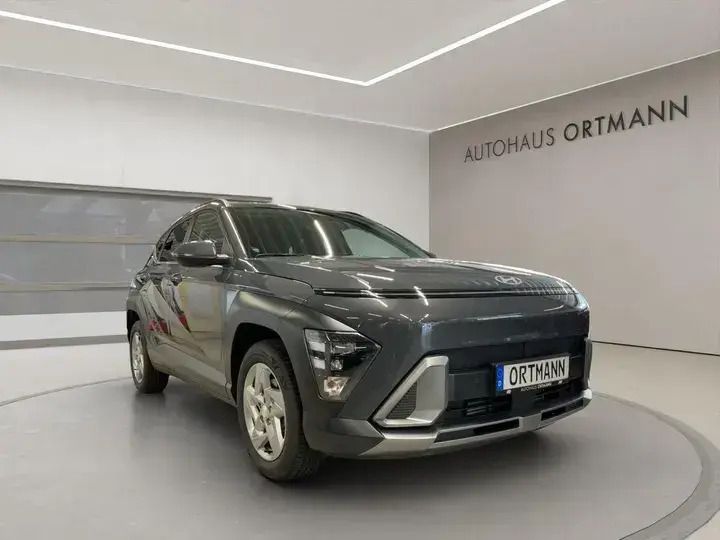 Ecotronic gray / mic Neu 2025 Hyundai Kona Turbo SUV | 27.890 € (Fairer Preis) - Bild 1/4