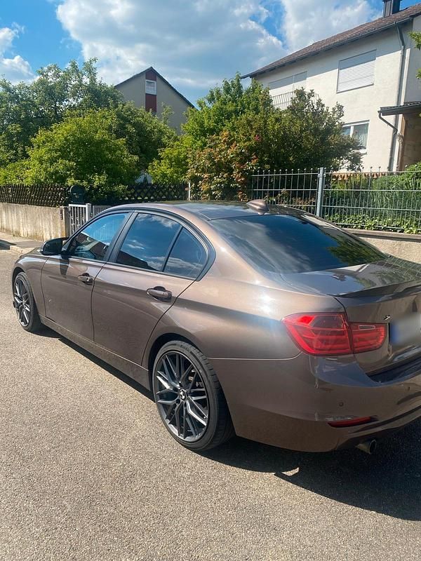 Gebraucht BMW 320 184 PS (135 kW) 2013 Braun Limousine