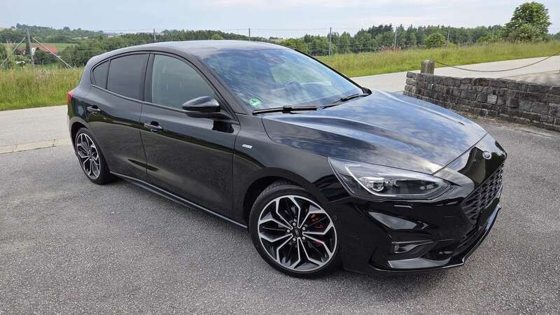 Schwarz Gebraucht 2019 Ford Focus ST-Line Limousine | 13.000 € (Guter Preis) - Bild 1/4