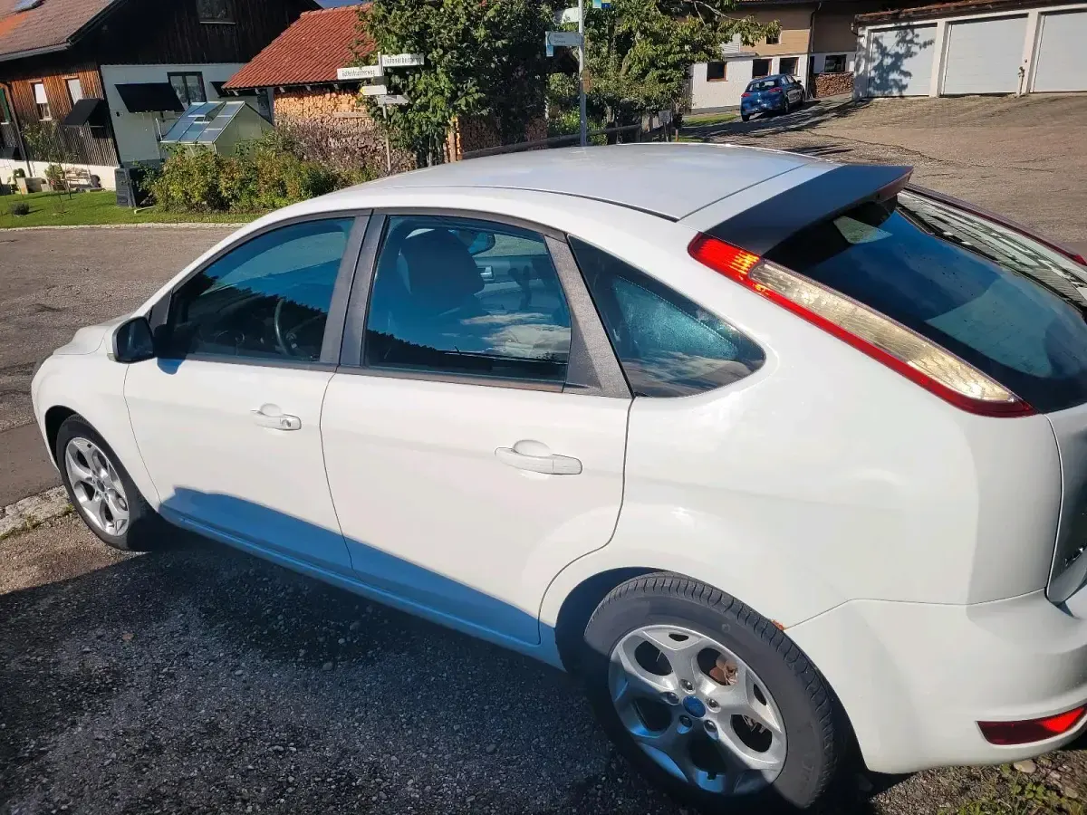 Gebraucht Ford Focus 101 PS (74 kW) 2008 Weiß Kleinwagen