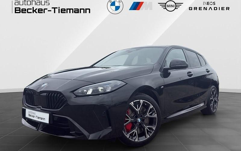 Saphirschwarz Gebraucht 2025 BMW 120 M Sport Kleinwagen | 36.910 € (Fairer Preis) - Bild 1/4