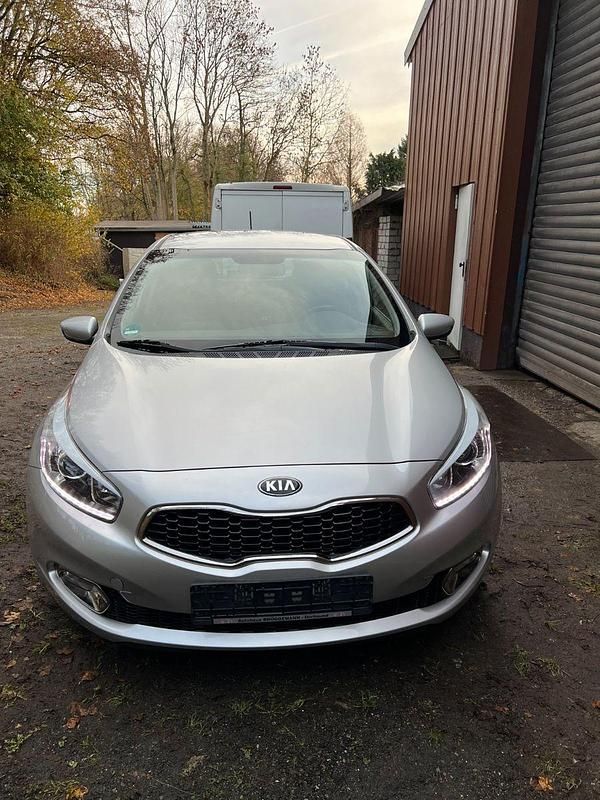 Second-hand Kia Ceed 128 CP (94 kW) 2014 Argintiu Hatchback