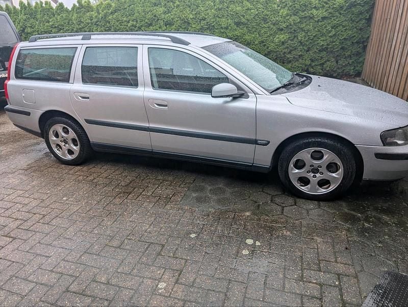 Silber Gebraucht 2003 Volvo V70 Kombi | 2.000 € (Guter Preis) - Bild 1/4
