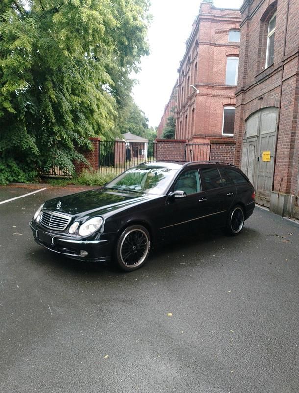 Schwarz Gebraucht 2004 Mercedes E500 Avantgarde Kombi | 6.999 € (Fairer Preis) - Bild 1/4