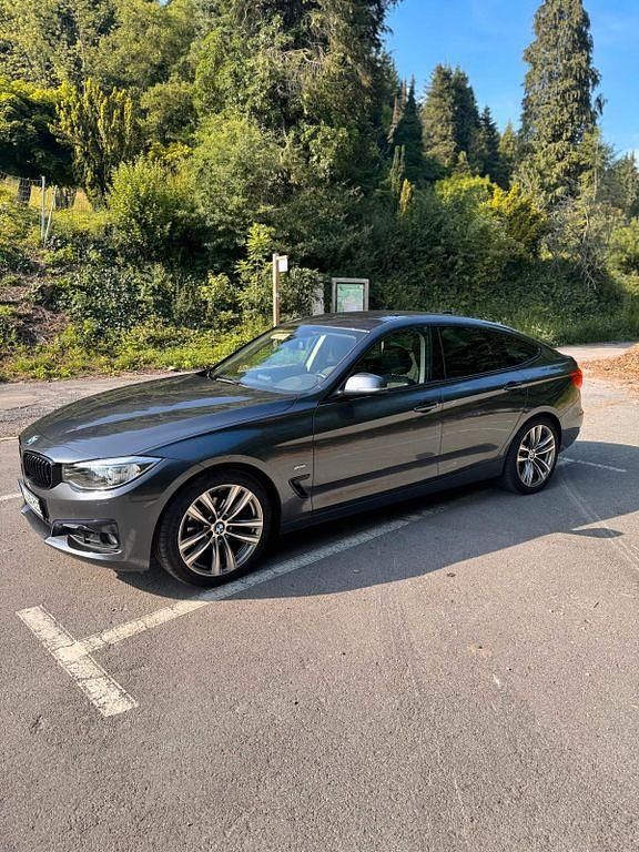 Grau Gebraucht 2015 BMW 318 Gran Turismo Sport Line Limousine | 14.950 € (Fairer Preis) - Bild 1/4
