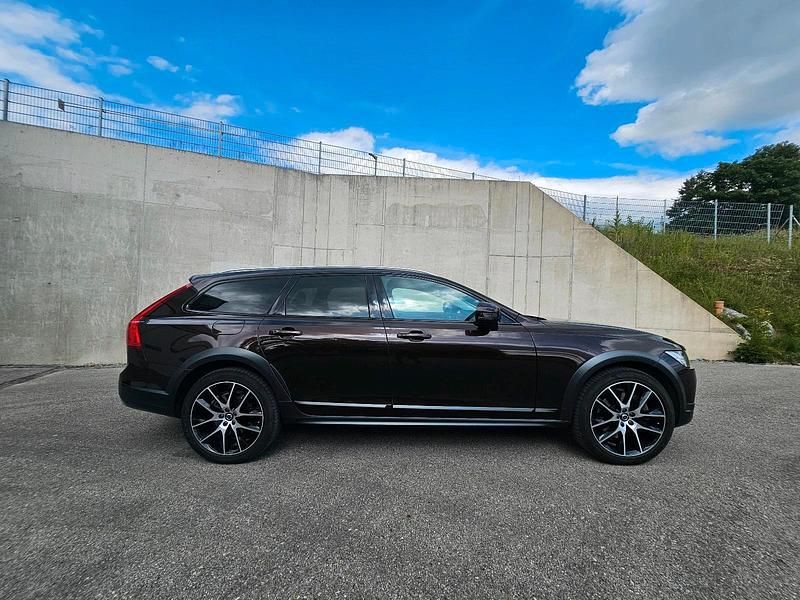 Braun Gebraucht 2019 Volvo V90 CC Kombi | 30.999 € (Fairer Preis) - Bild 1/4