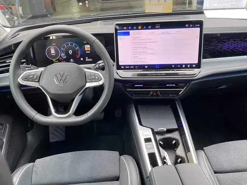 Gebraucht VW Passat Elegance 150 PS (110 kW) 2025 Grau grau (metallic) Kombi