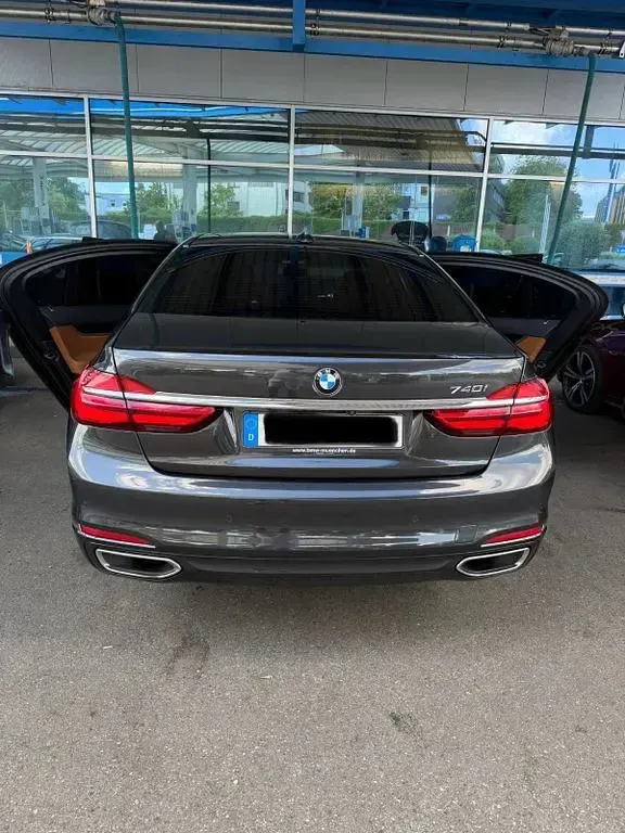 Gebraucht BMW 740 326 PS (239 kW) 2018 Grau Limousine