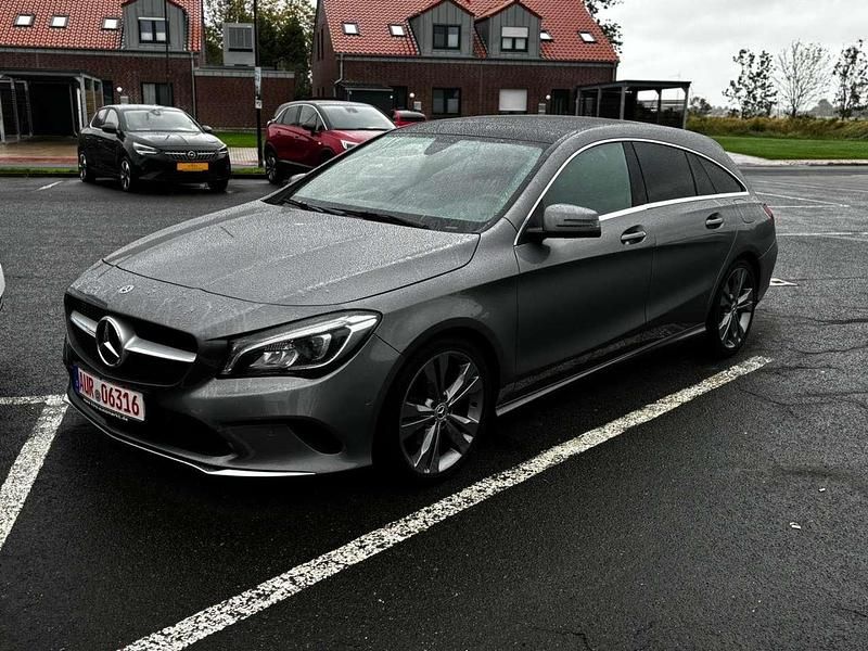 Grau Gebraucht 2018 Mercedes CLA180 Limousine | 19.550 € (Teuer) - Bild 1/4