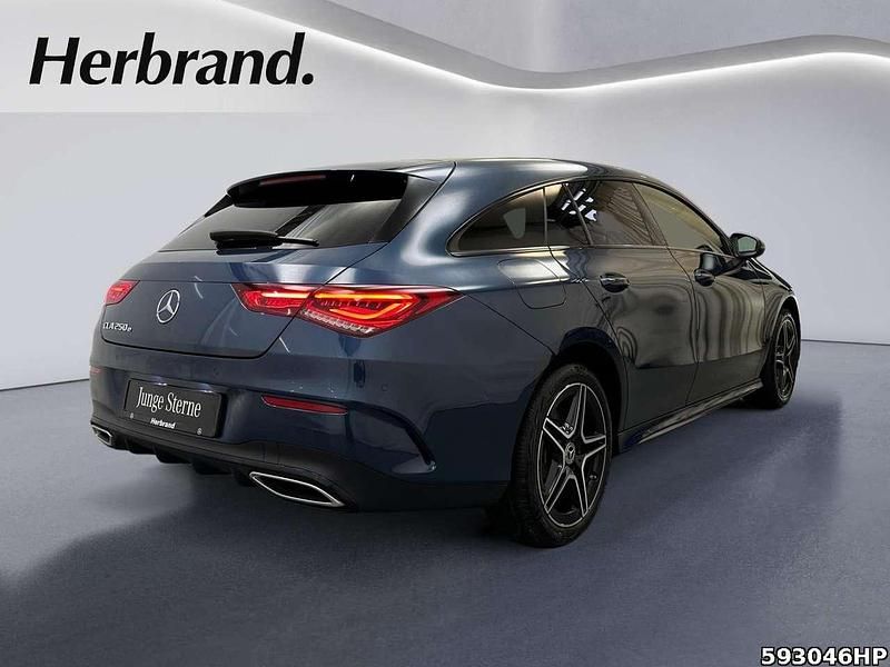 Gebraucht Mercedes CLA250e AMG line 160 PS (117 kW) 2022 Denimblau metallic Limousine