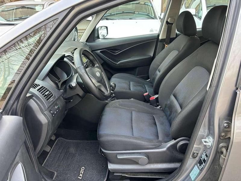 Gebraucht Hyundai ix20 90 PS (66 kW) 2012 Grau Kleinwagen