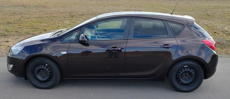 Gebraucht Opel Astra 110 PS (80 kW) 2012 Braun Limousine