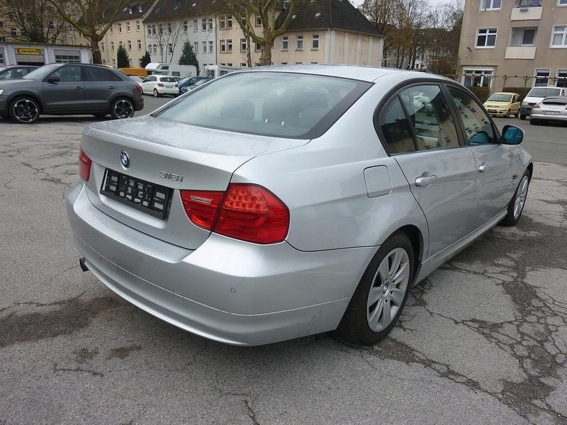 Gebraucht BMW 318 143 PS (105 kW) 2010 Silber Limousine
