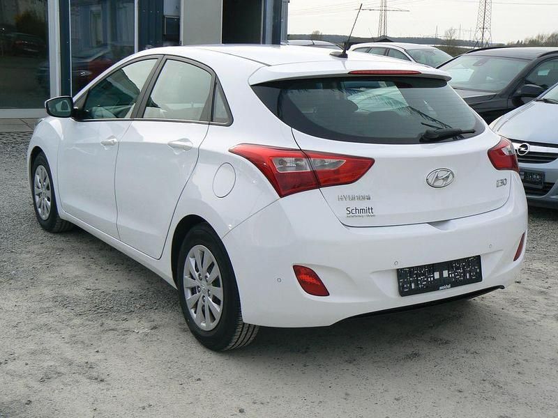 Gebraucht Hyundai i30 Trend 110 PS (80 kW) 2016 Weiß Limousine