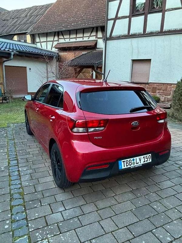 Gebraucht Kia Rio Edition 7 84 PS (61 kW) 2017 Rot Limousine