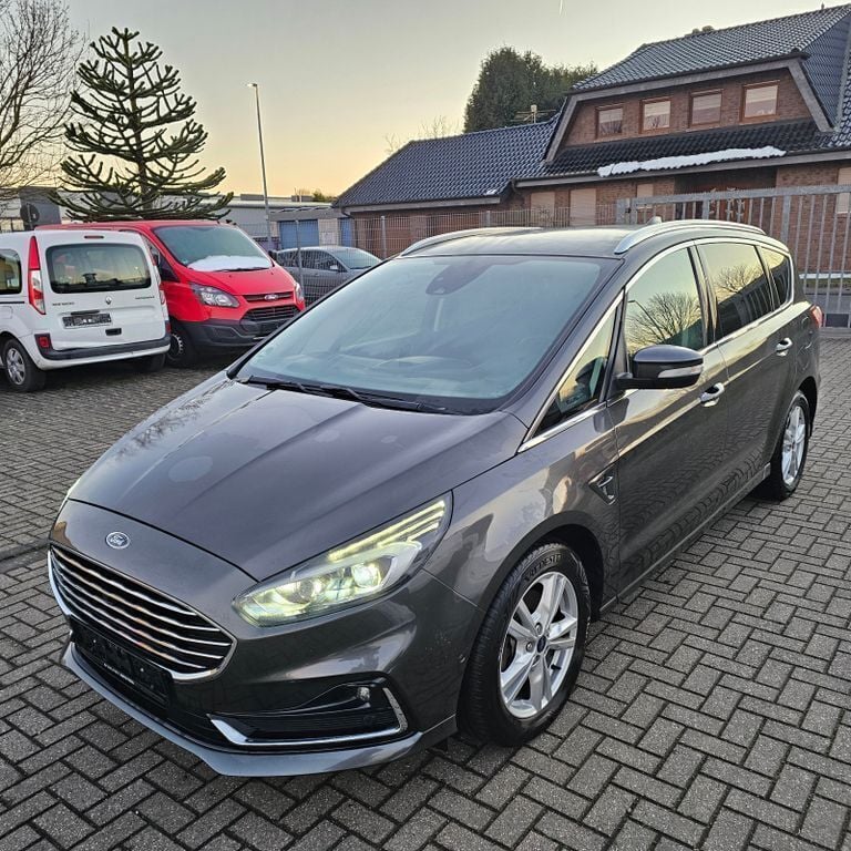 Grau Gebraucht 2020 Ford S-MAX Titanium Van / Kleinbus | 20.550 € (Guter Preis) - Bild 1/4